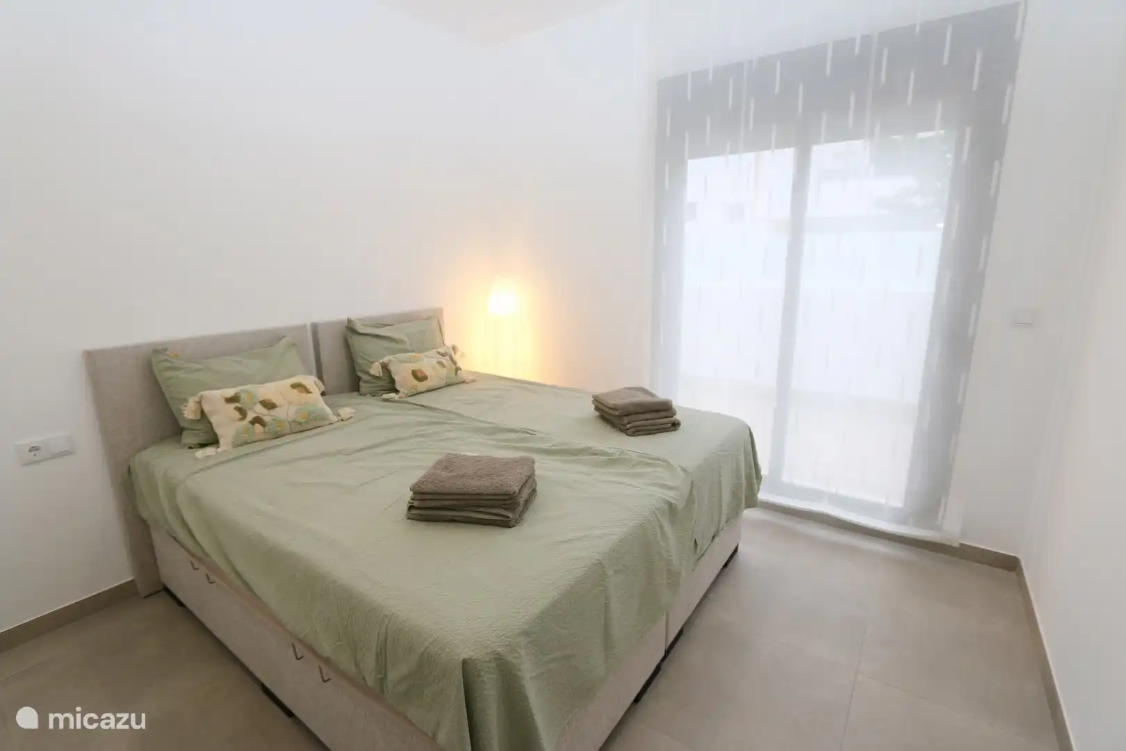 Die bequemen zwei Einzelbetten von 90 x 2 Metern, die nach Belieben zusammen- oder auseinandergeschoben werden können.