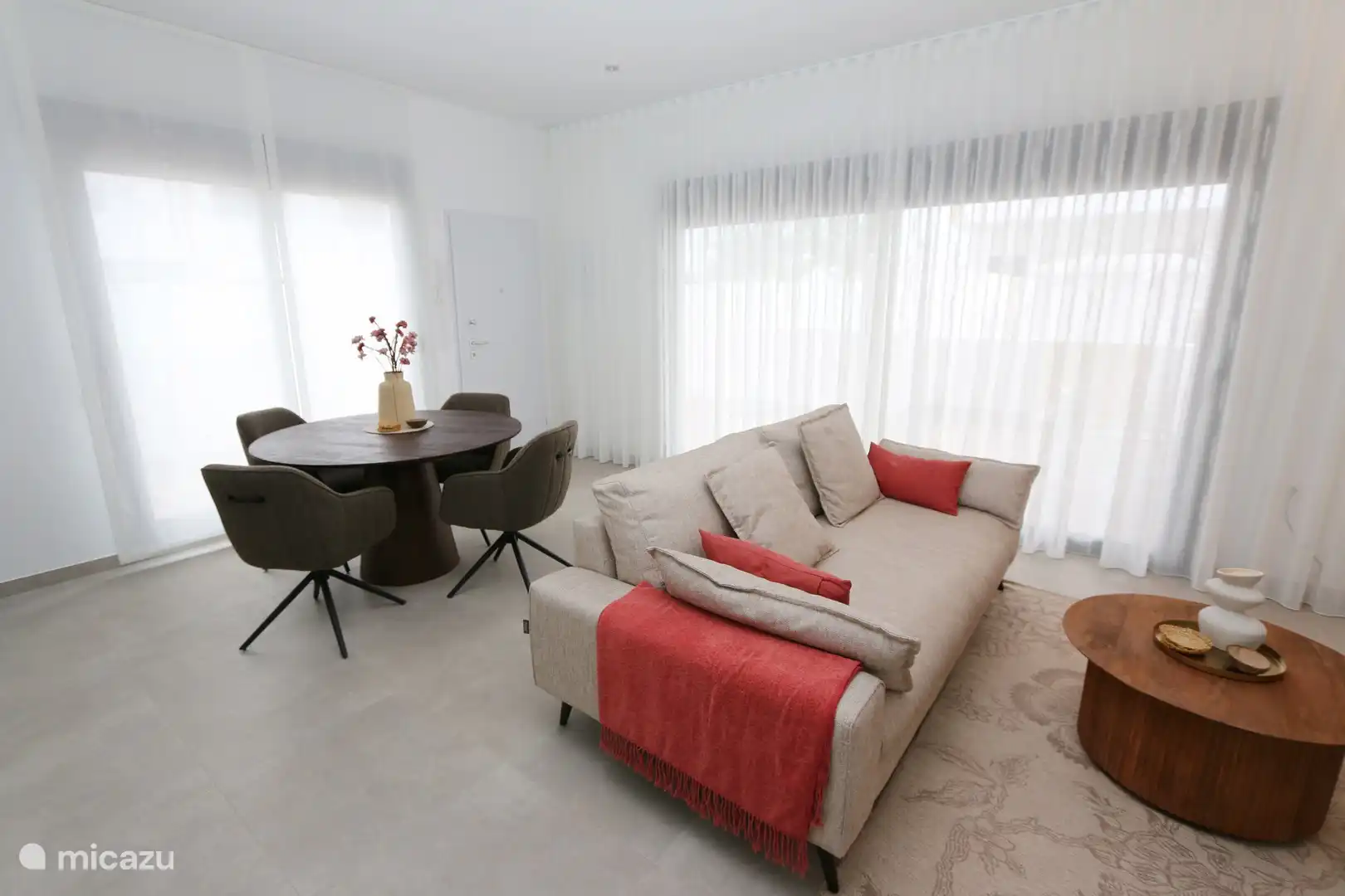 Das Wohnzimmer mit vielen Fenstern also viel Licht ins Haus.