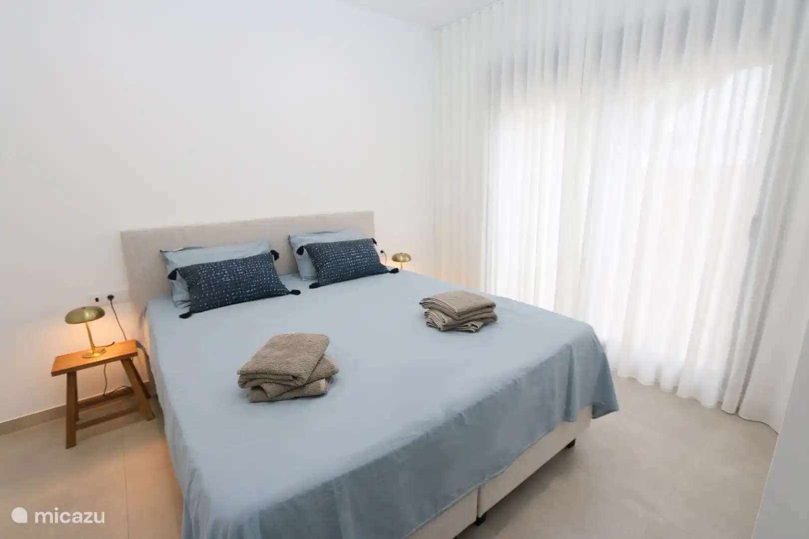 Das geräumige und komfortable Doppelbett mit einer Breite von 180 und einer Länge von 210 cm. 