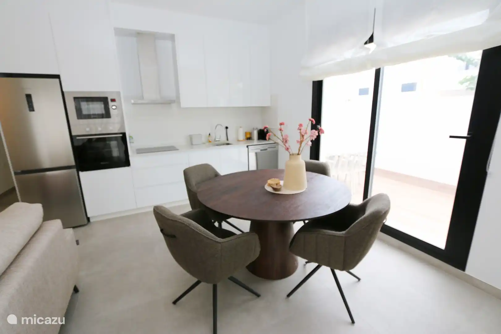 Moderne Küche mit einfachem Ausgang auf der Terrasse an der Seite des Hauses.