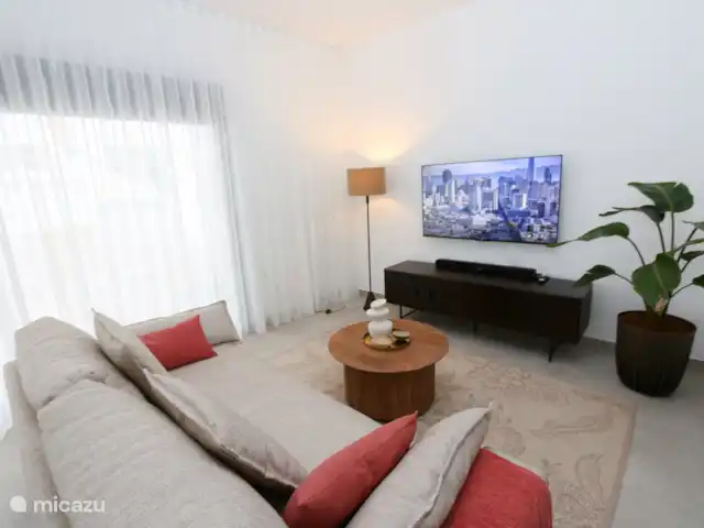 Entre le centre, la mer et la Mar Menor | Espagne, Murcia, San Pedro del Pinatar - appartement Salon avec canapé confortable et grande télévision moderne