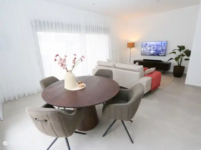 Entre le centre, la mer et la Mar Menor | Espagne, Murcia, San Pedro del Pinatar - appartement Le salon spacieux avec une porte coulissante de 4 mètres de large.