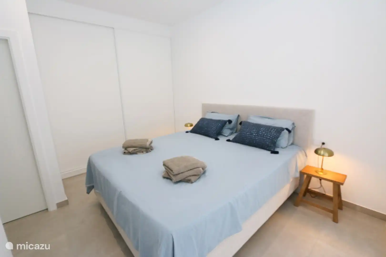 Das geräumige und komfortable Doppelbett mit einer Breite von 180 und einer Länge von 210 cm. 