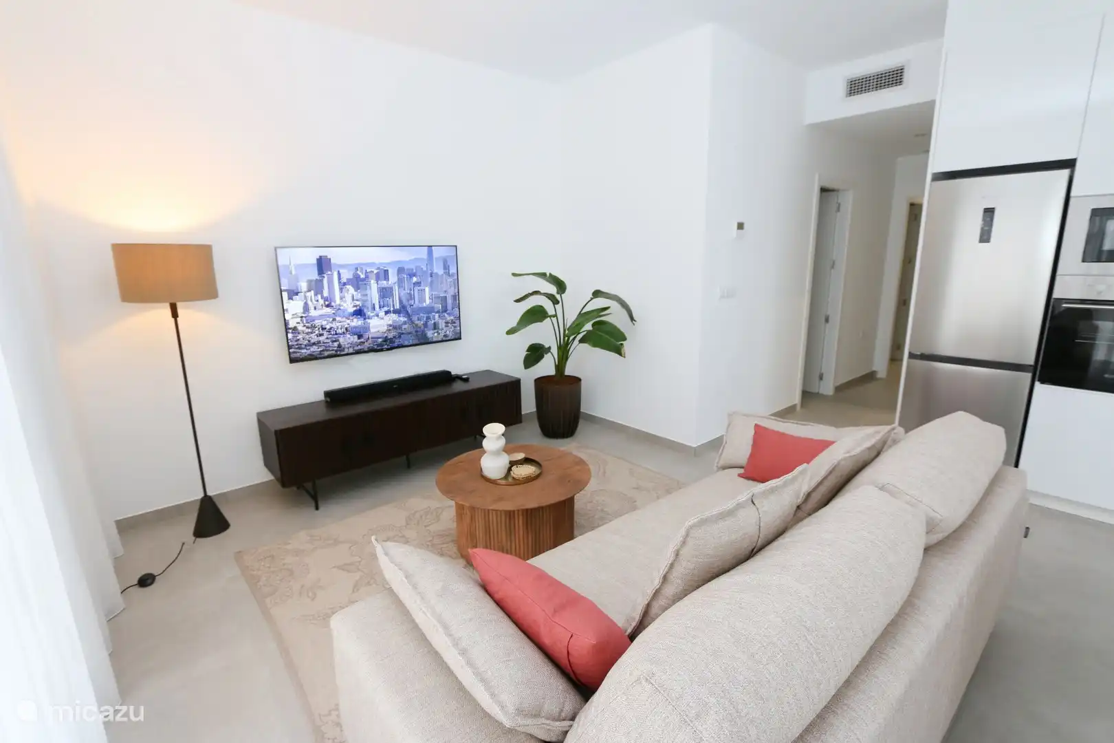 Wohnzimmer mit gemütlichem Sofa und modernem großem Fernseher