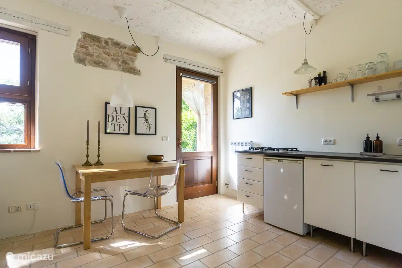 Voll ausgestattete Küchenzeile