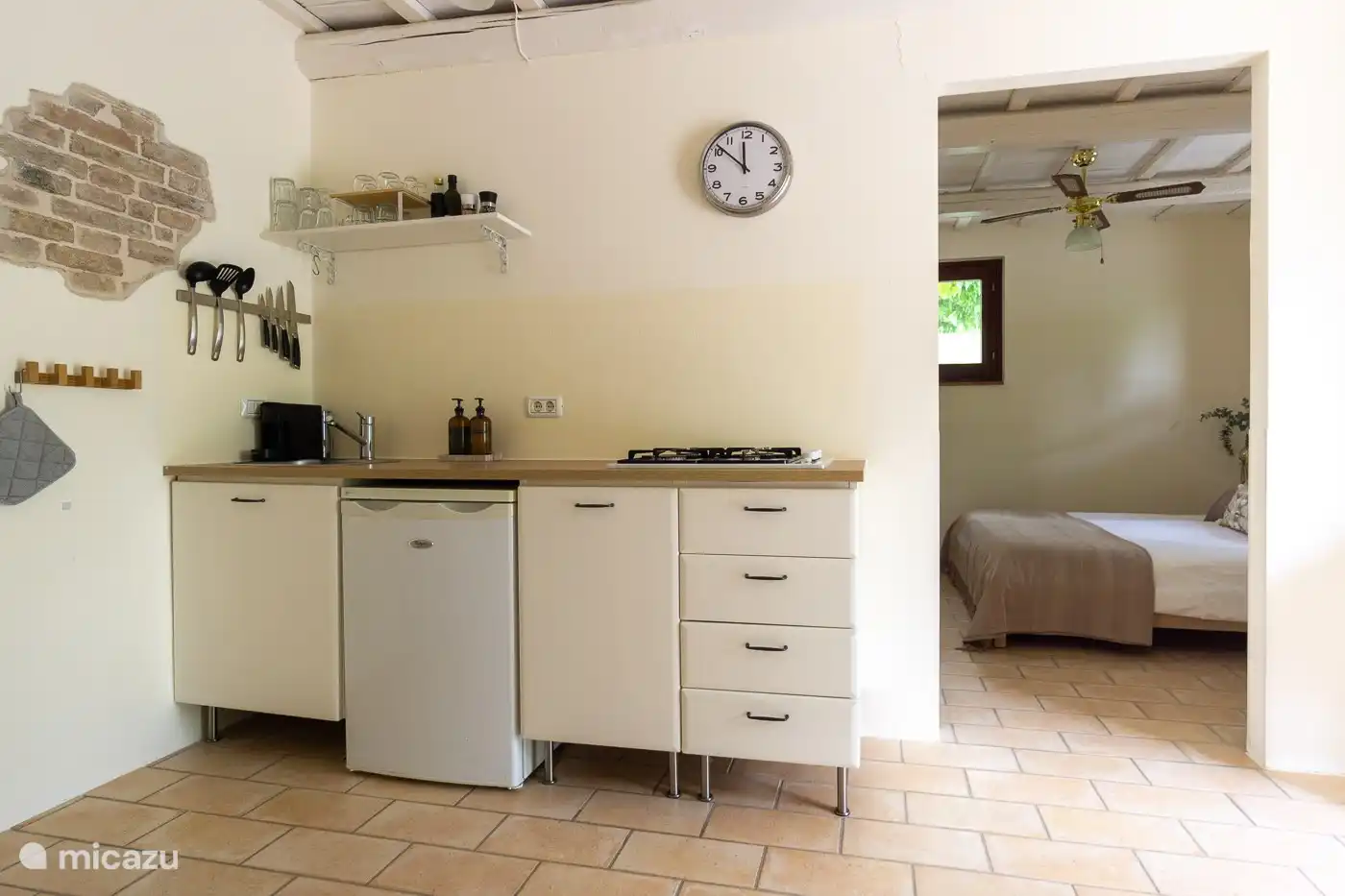 Fully equipped kitchenette