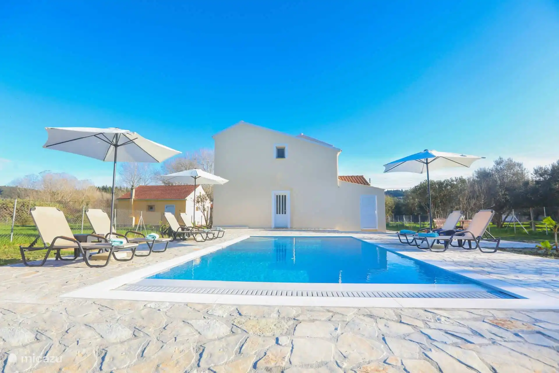 Arrière de la villa avec piscine privée