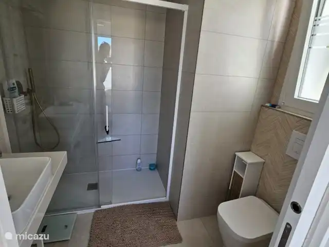 Silvertower Calpe huren in Spanje, Costa Blanca, Calpe - appartement En suite badkamer inloopdouche, toilet en wastafel, vloerverwarming