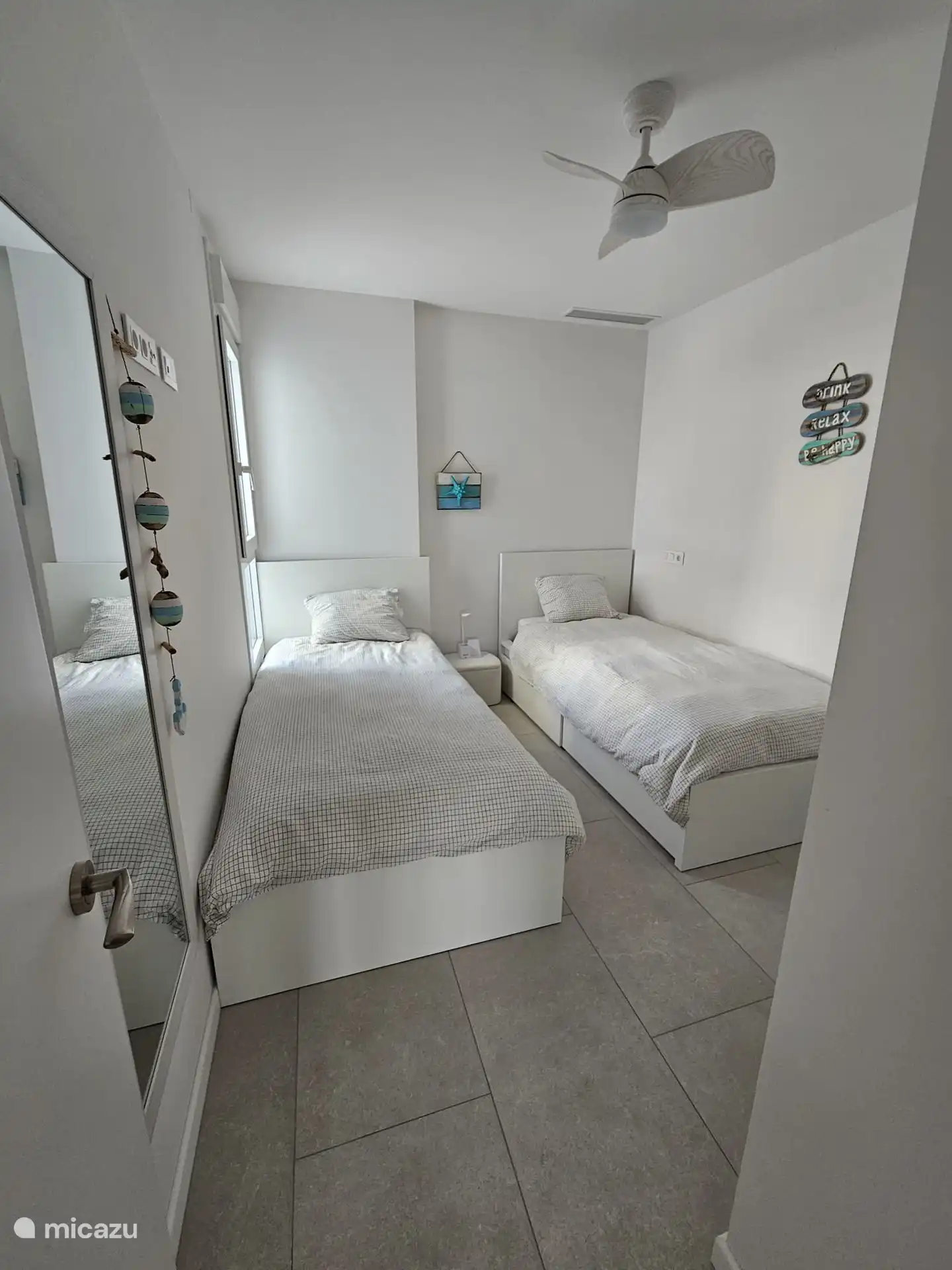 2ème chambre avec 2 x lits simples, armoire intégrée, climatisation et ventilateur