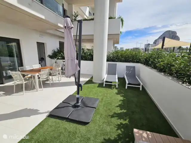 Silvertower Calpe huren in Spanje, Costa Blanca, Calpe - appartement Ruim terras met tafel en 6 stoelen, 2 ligbedden en loungeset met parasol