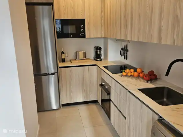 Silvertower Calpe huren in Spanje, Costa Blanca, Calpe - appartement Volledig uitgeruste keuken met ijskast, diepvries, inductie,oven, micorgolf oven, afwasmachine, koffiemachine, broodrooster en keukengerei om heerlijke gerechten te bereiden.