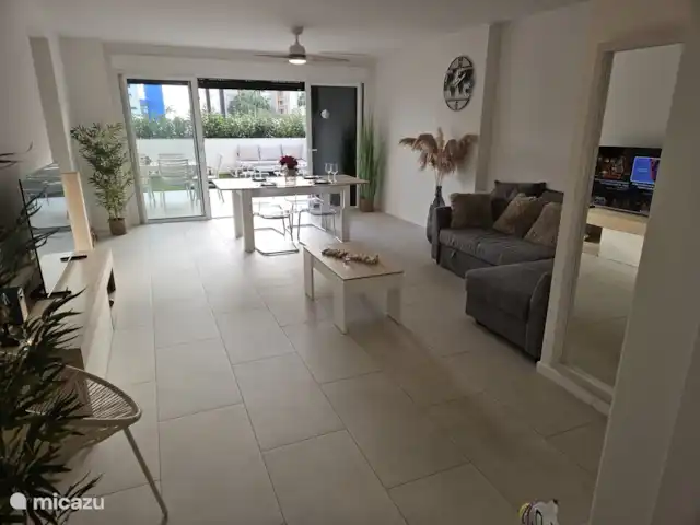Silvertower Calpe huren in Spanje, Costa Blanca, Calpe - appartement Leefruimte met hoeksalon smart tv,radio en eetplaats, airco en ventilator
