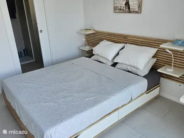 Silvertower Calpe huren in Spanje, Costa Blanca, Calpe - appartement Slaapkamer met 2persoonsbed, nachtlampen en ingebouwde kleerkast, airco en ventilator