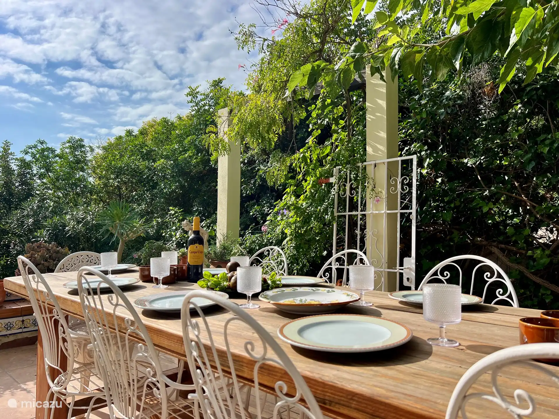 Der Esstisch befindet sich direkt neben der Außenküche.