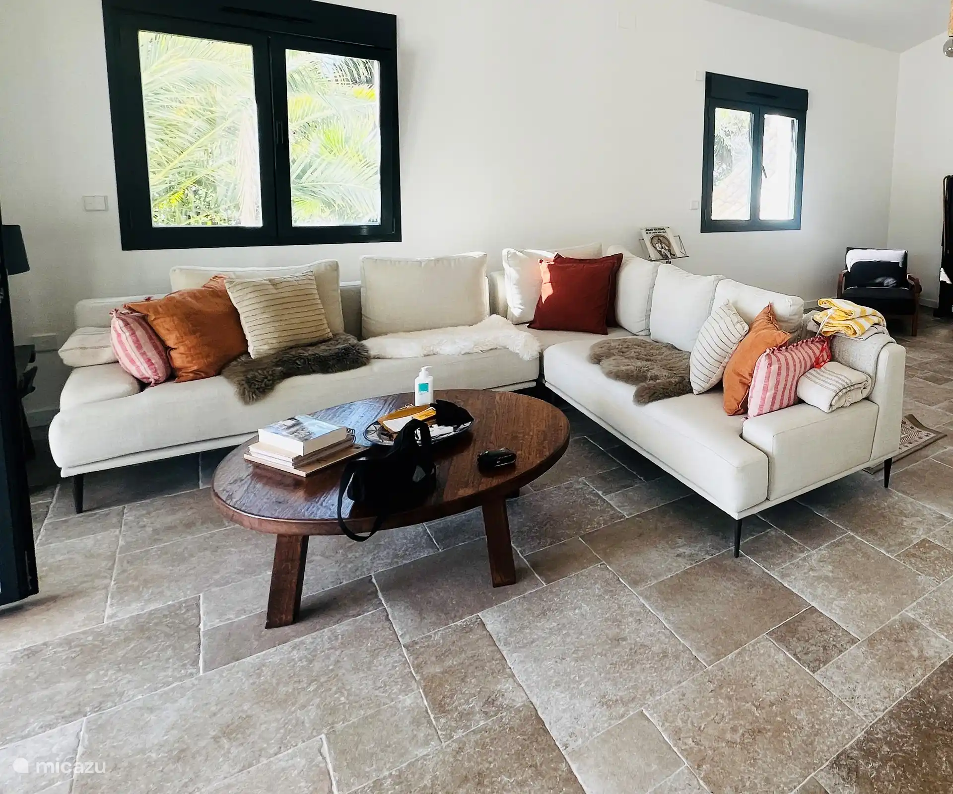 Das Wohnzimmer im Obergeschoss geht weiter in eine überdachte Außenterrasse (Naya)