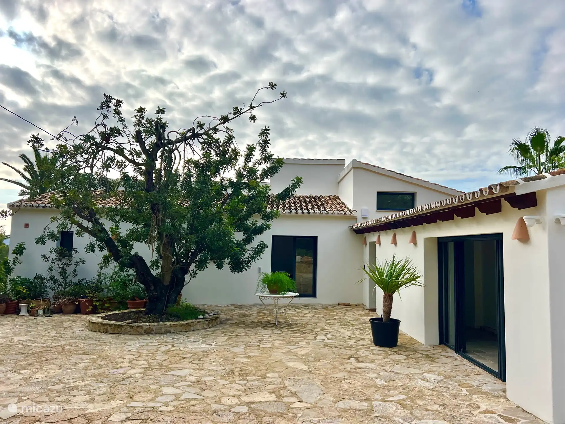 Der Innenhof neben dem Eingang, der Küche und dem Arbeitszimmer