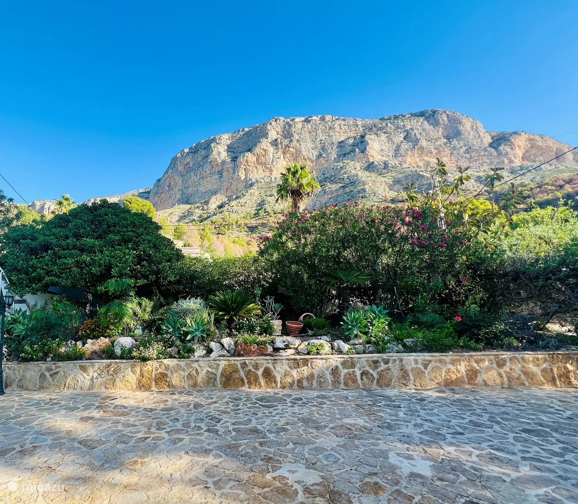 Blick auf die Berge von der Terrasse und dem Arbeitszimmer
