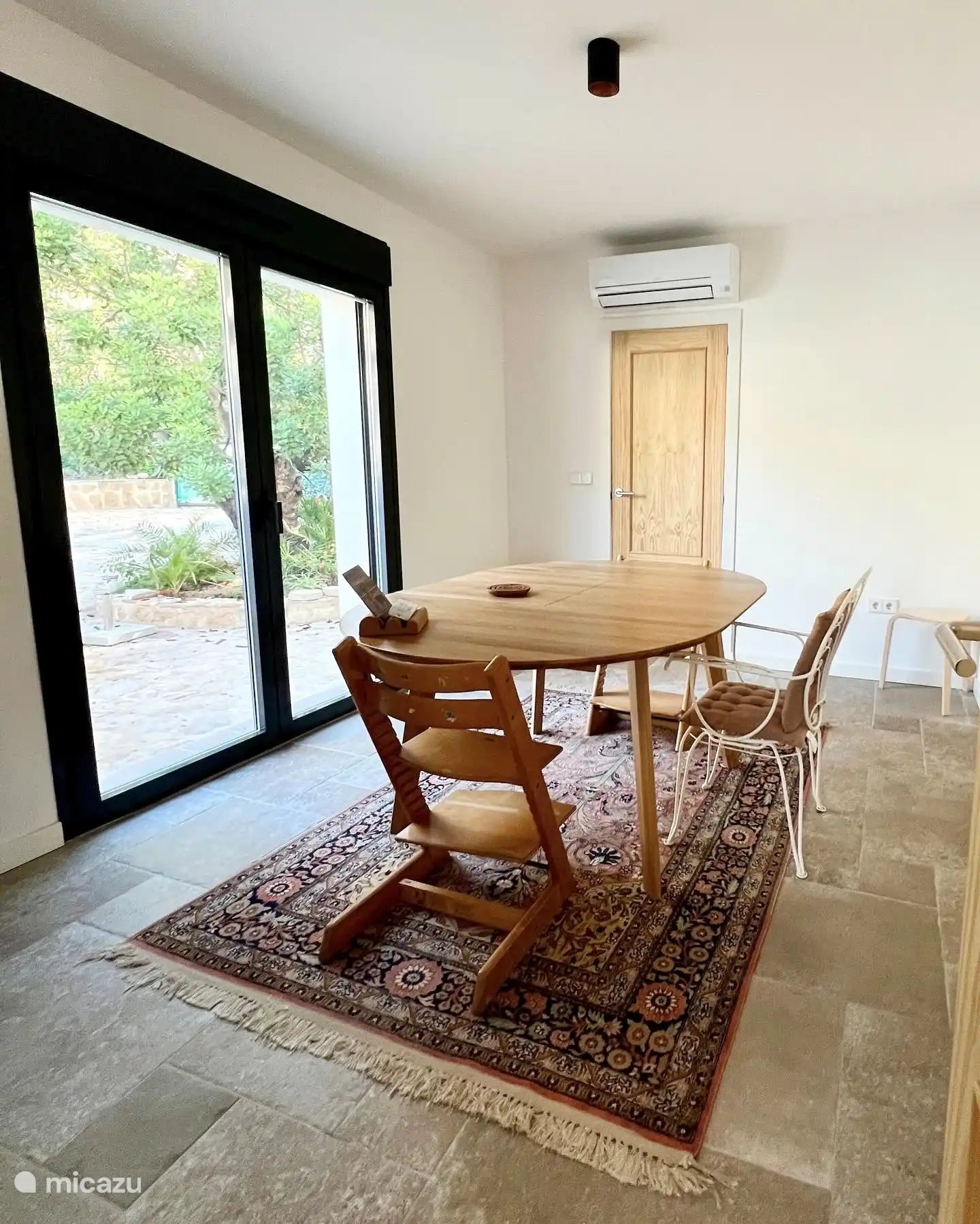 Das Büro mit Terrassentüren zur Terrasse