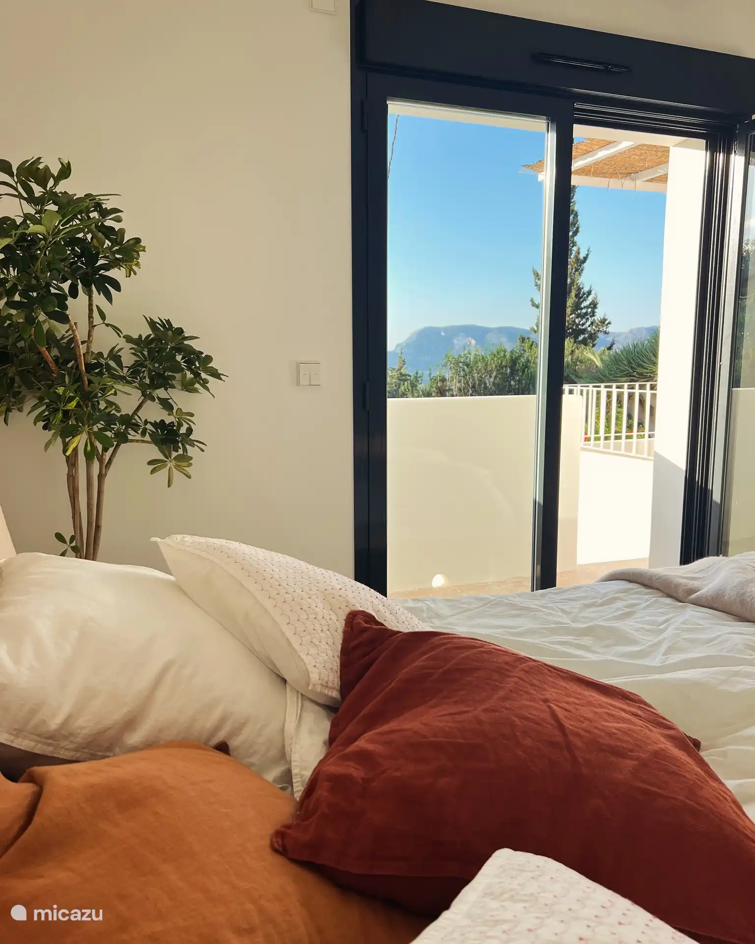 Schlafzimmer mit Terrassentüren