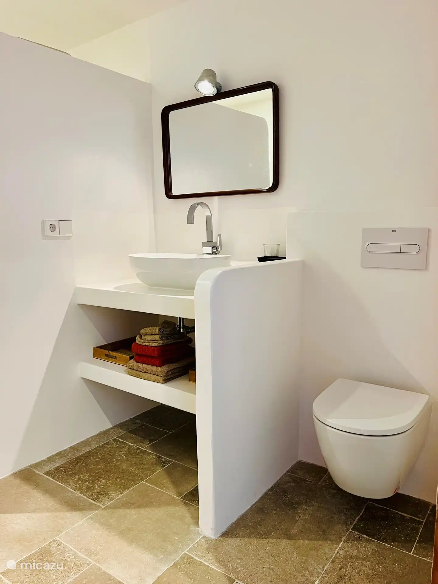 6 Badezimmer, jedes mit eigener Toilette und Dusche