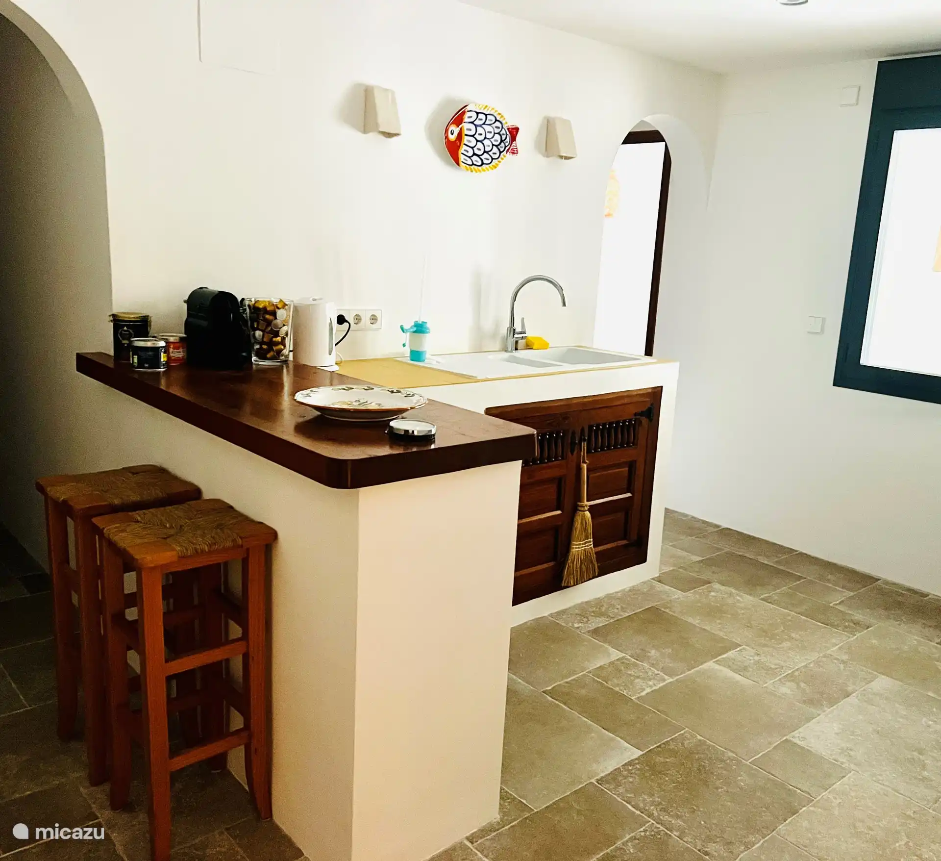 Küchenzeile im Erdgeschoss mit Bar