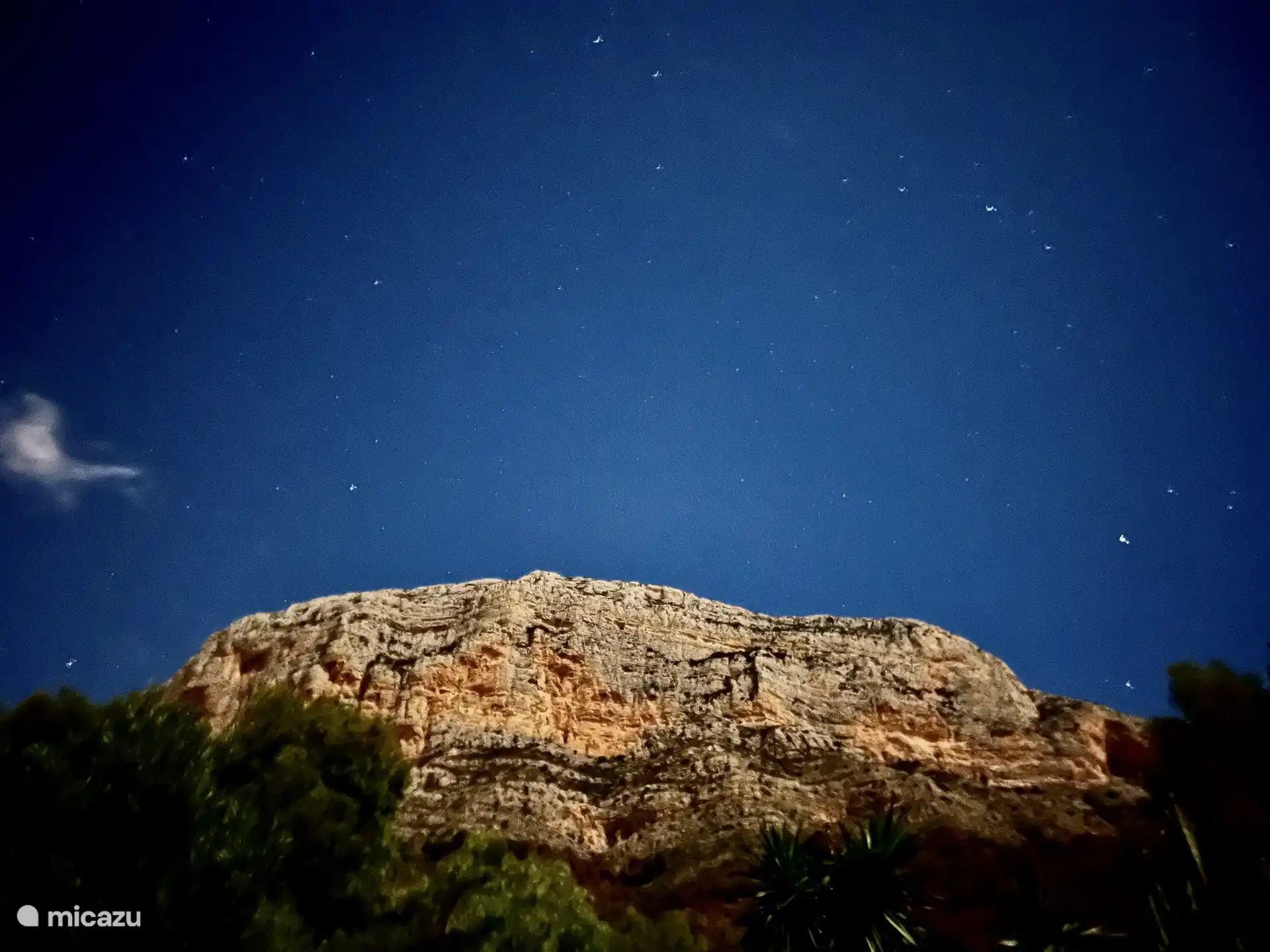 Montgo nachts vom Garten aus gesehen