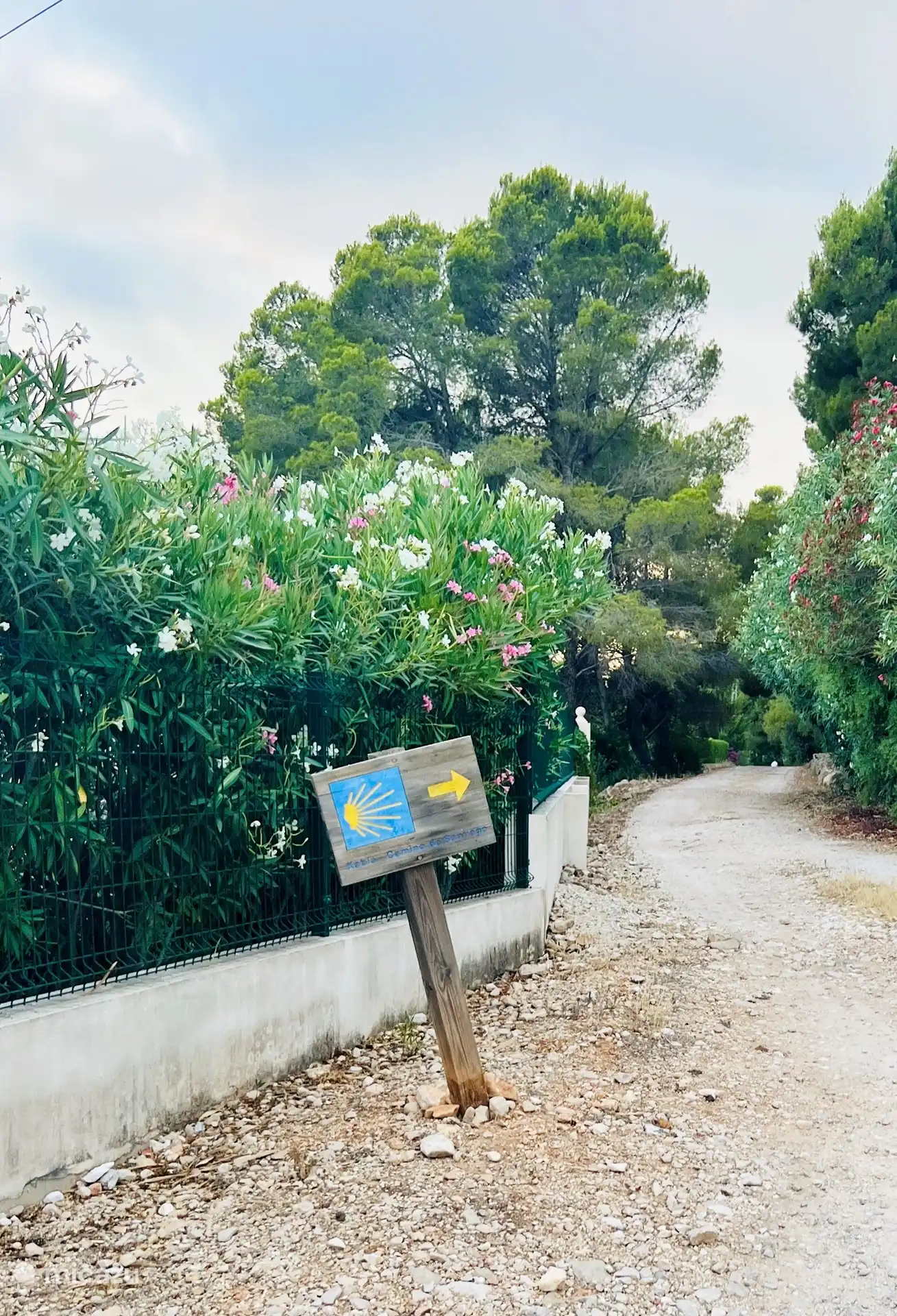 Der Camino verläuft direkt an der Villa vorbei 