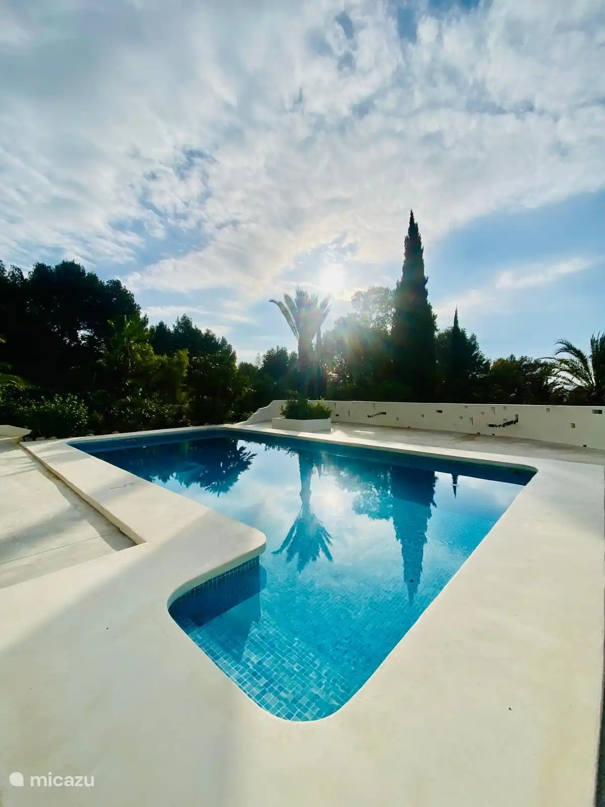 Ein Winterfoto. Die (Liege-)Stühle für alle, Sonnenschirme und eine Hängematte für zwei Personen sind verstaut