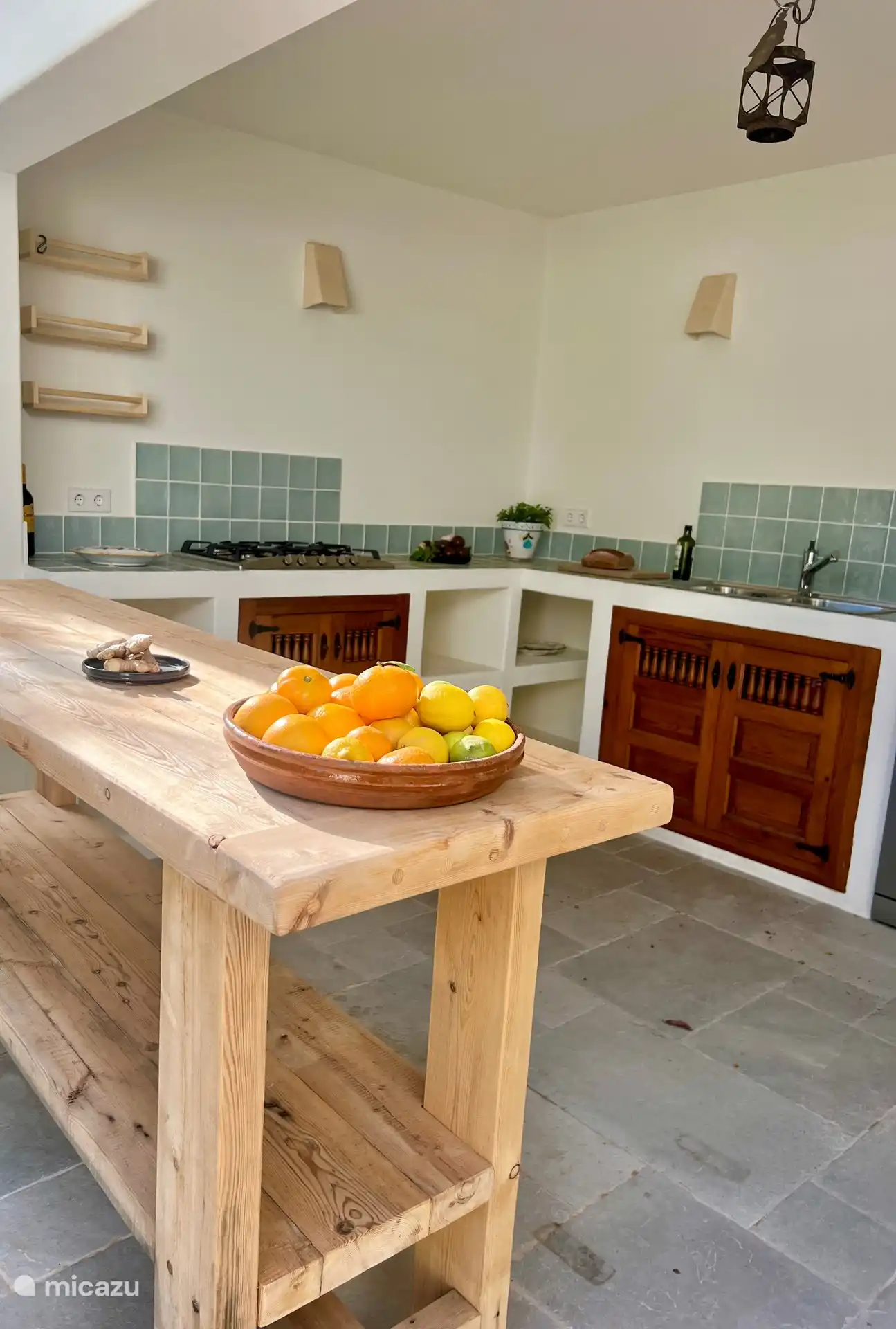 Die Außenküche. Diese Küche verfügt über einen Herd, eine große Spüle, einen Geschirrspüler, einen Kühlschrank mit Gefrierfach.