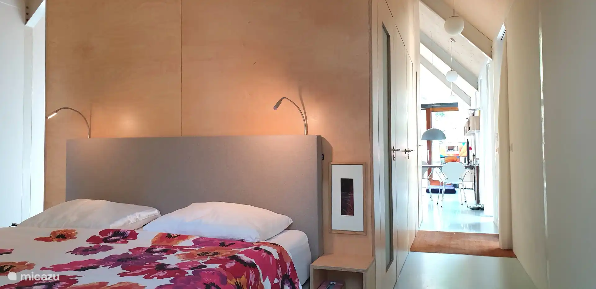 Das Schlafzimmer mit dem Doppelbett befindet sich auf der Rückseite des Hauses im Erdgeschoss