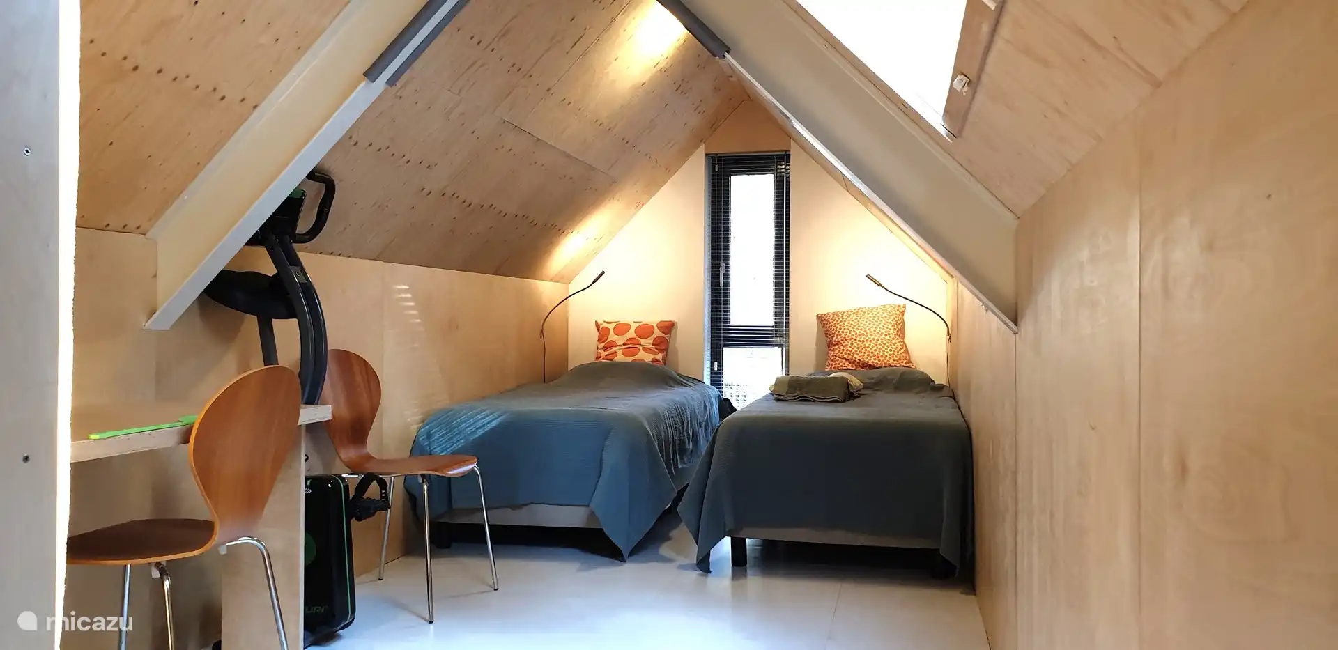 das Schlafzimmer mit den beiden Einzelbetten im ersten Stock