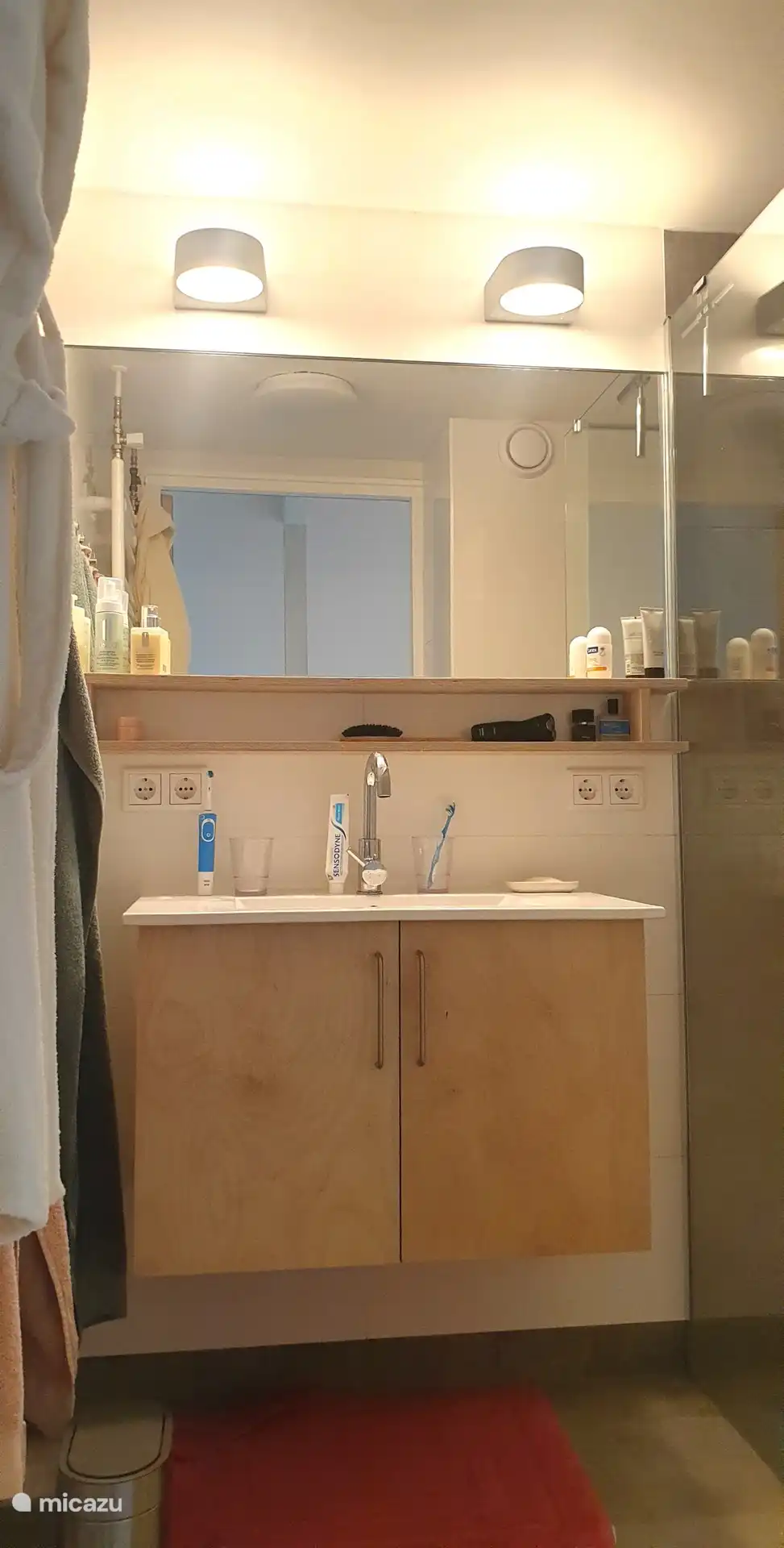 Das Badezimmer mit Dusche befindet sich im Erdgeschoss