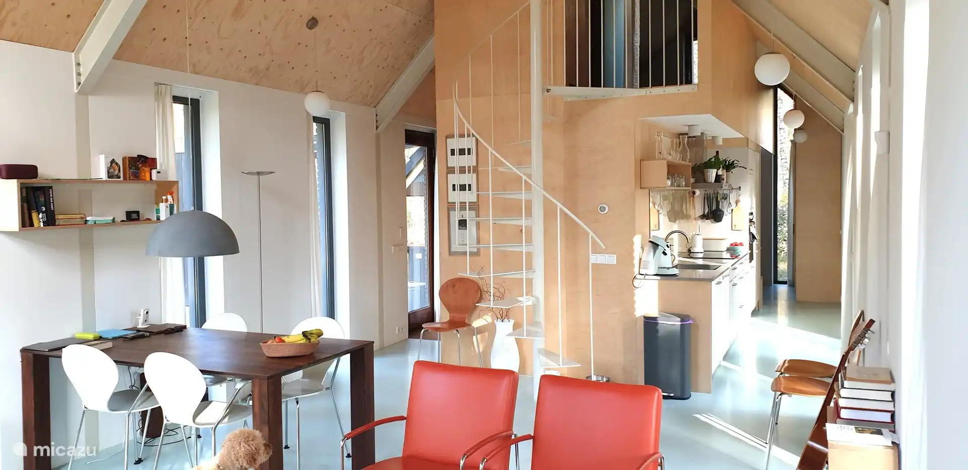 Auf diese Weise können Sie von der Sitzecke aus einen Teil des Hauses überblicken 