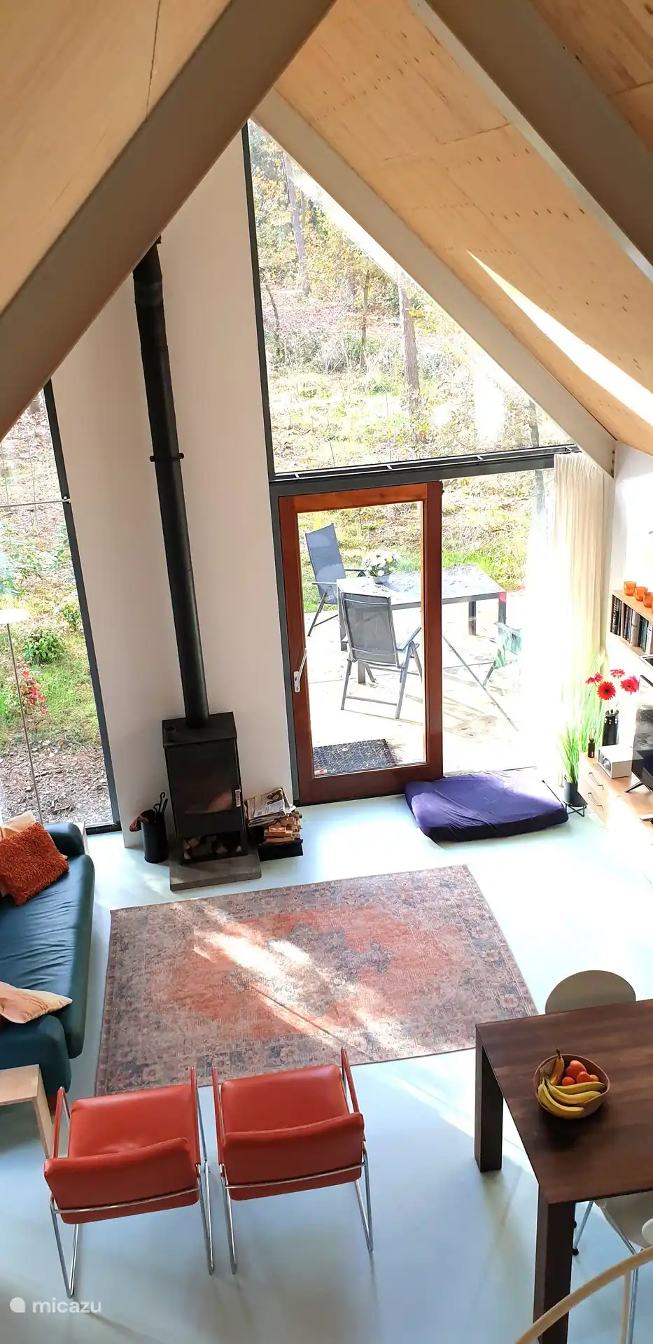 Vom ersten Stock aus blicken Sie in das Wohnzimmer