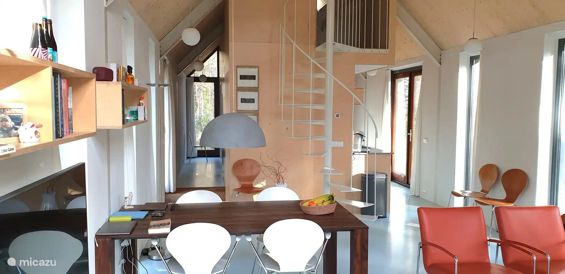 Von der Terrasse aus können Sie direkt ins Haus schauen