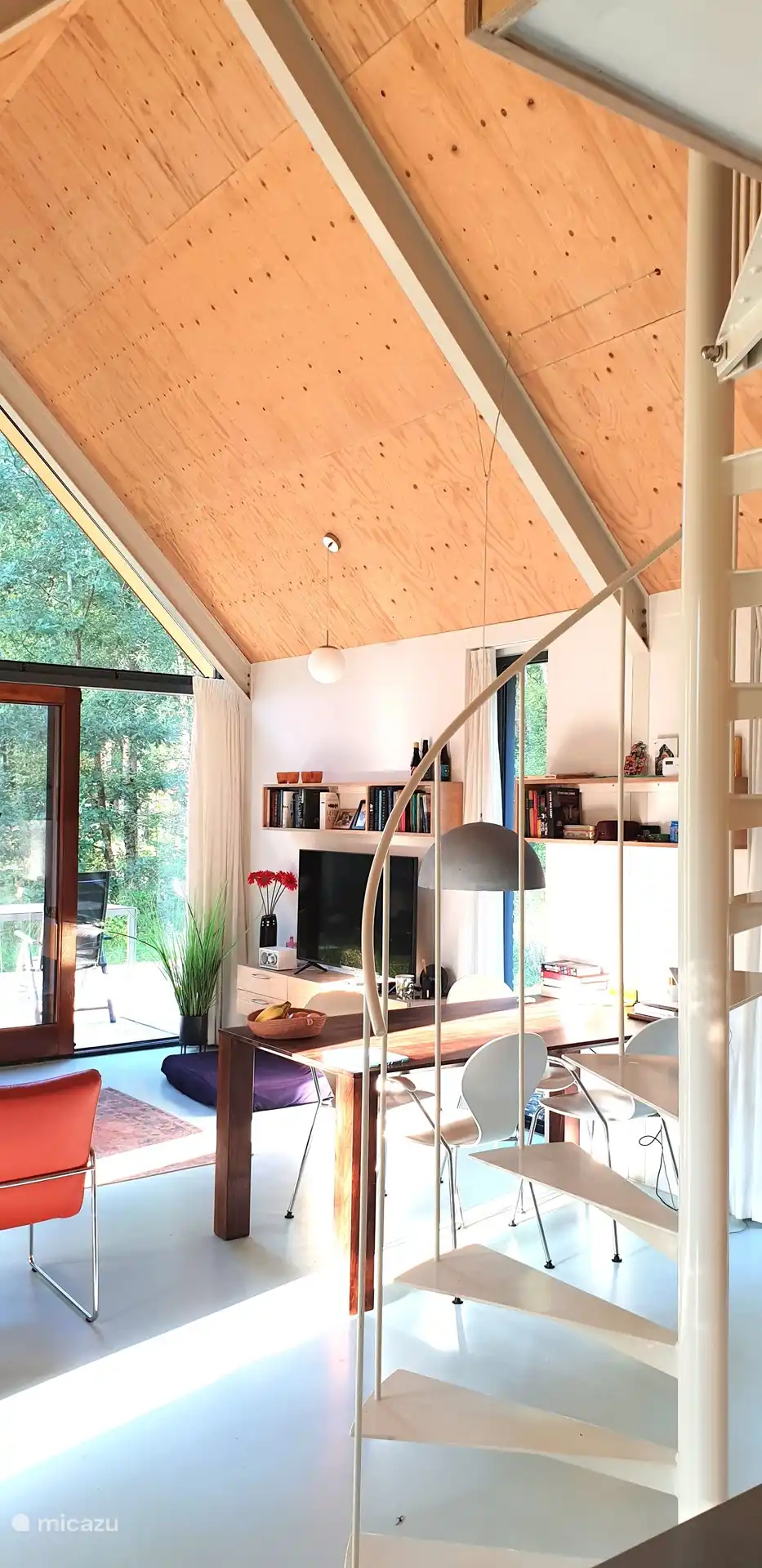 Wohnzimmer mit Treppe in den ersten Stock