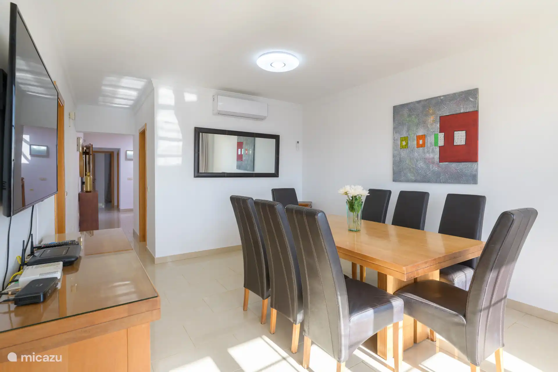 The spacious hall with separate toilet and sink. This flows into a nice and spacious dining area