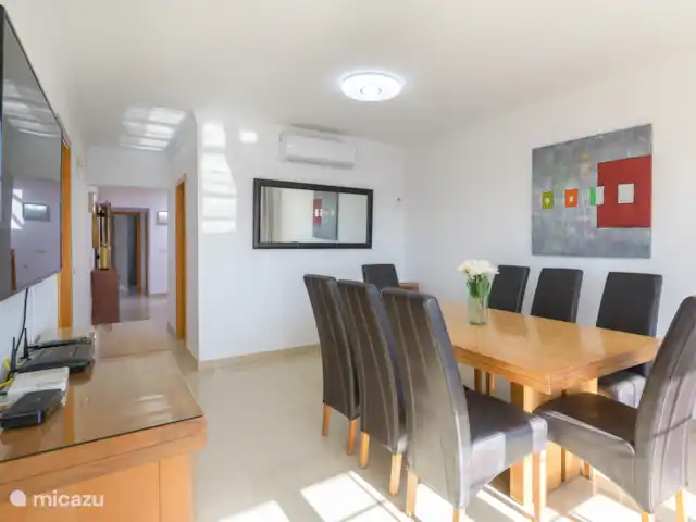 Villa Rose I  | Espagne, Lanzarote, Playa Blanca - villa Le hall spacieux avec toilettes et lavabo séparés. Cela se déverse dans une salle à manger agréable et spacieuse