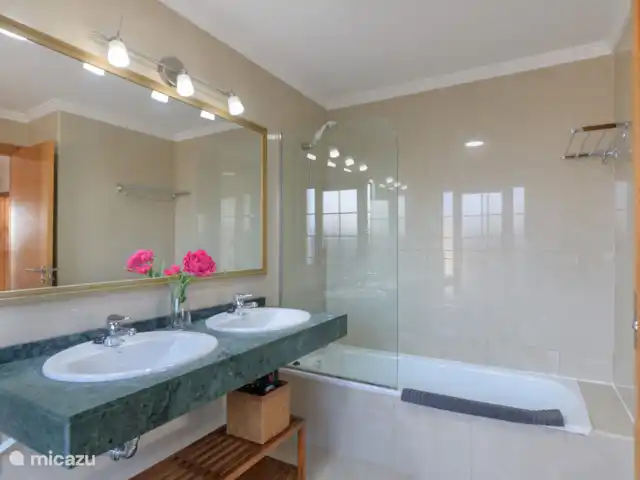 Villa Rose I  | Espagne, Lanzarote, Playa Blanca - villa Salle de bain 1 avec toilettes, bidet, double vasque et une douche dans la baignoire