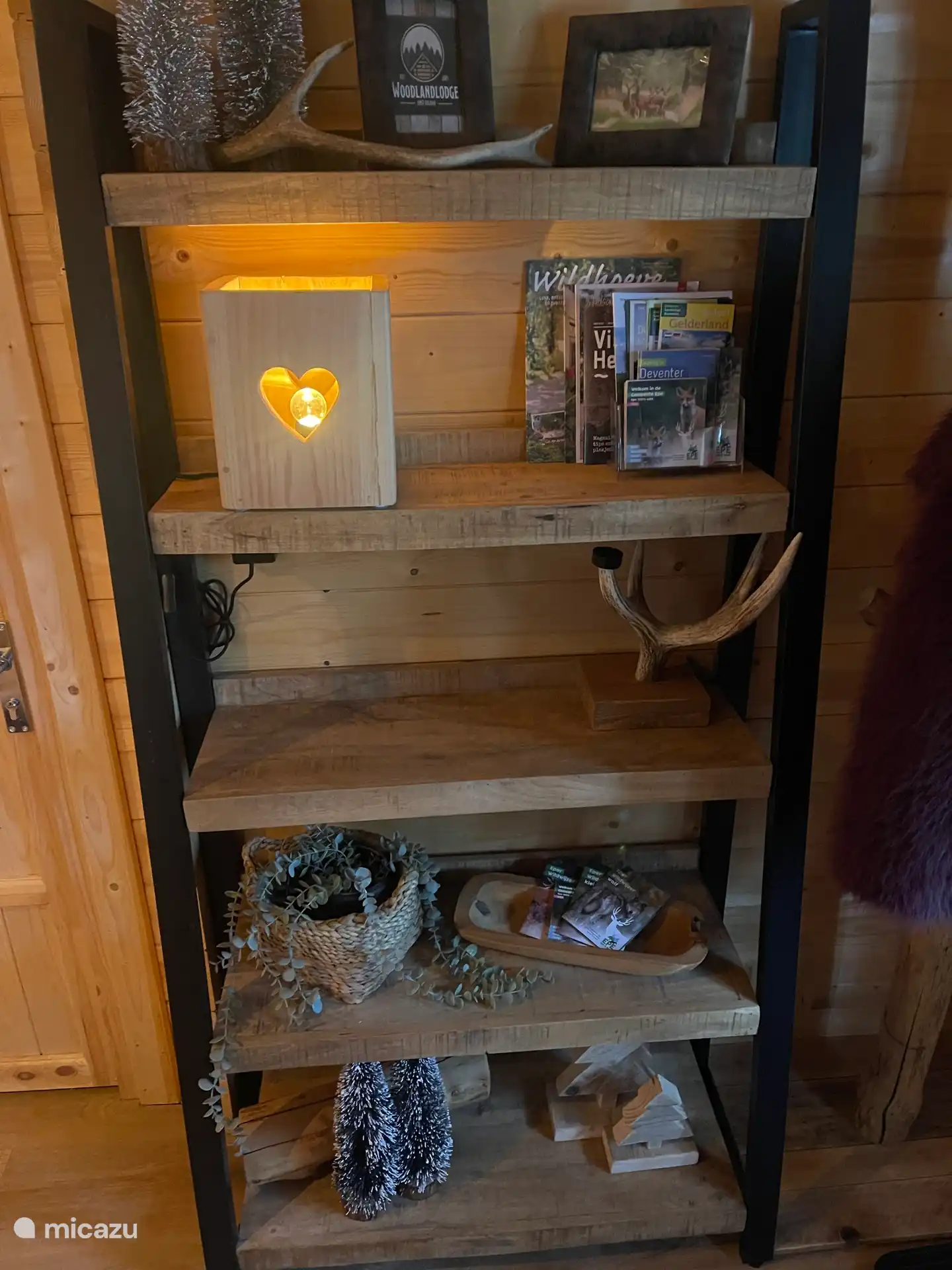 Kast met decoratie in de woonkamer 