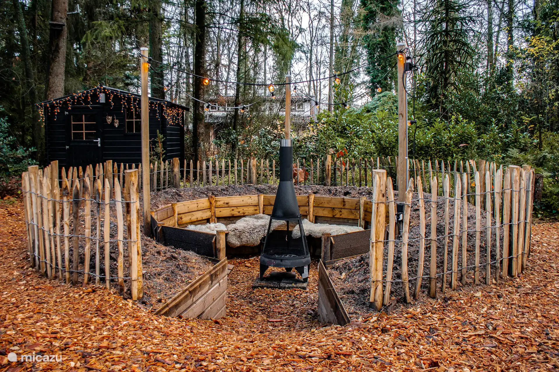 Vuur-zitkuil in de tuin voorzien van heerlijke vachten. Warm hier op en/of maak gezellig een vuurtje!