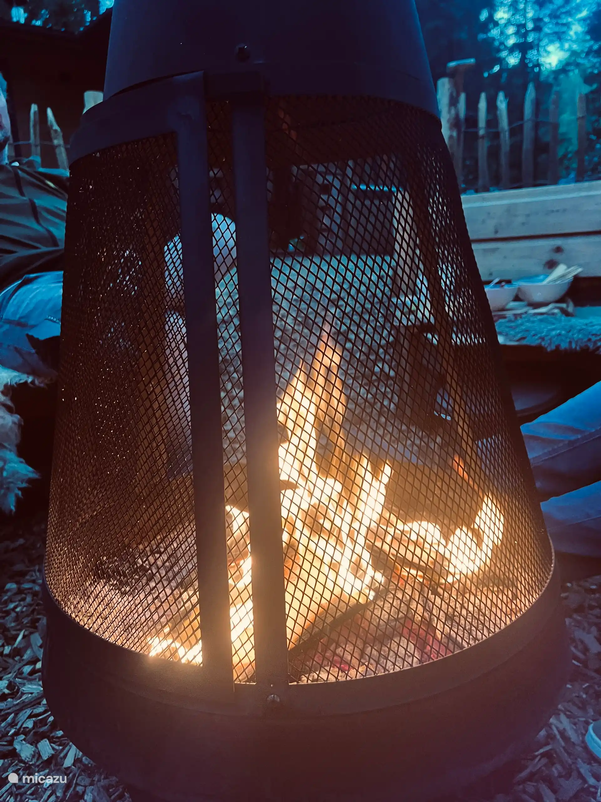 Gezellige warmte van de tuinhaard in de zitkuil