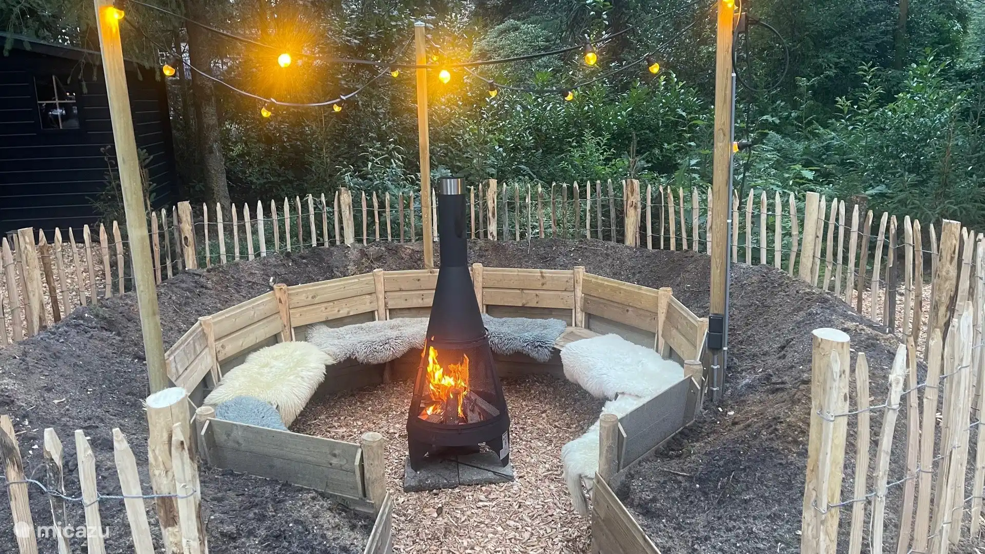 Foyer dans le jardin avec de délicieuses fourrures. Réchauffez-vous ici et/ou faites un feu de cheminée !