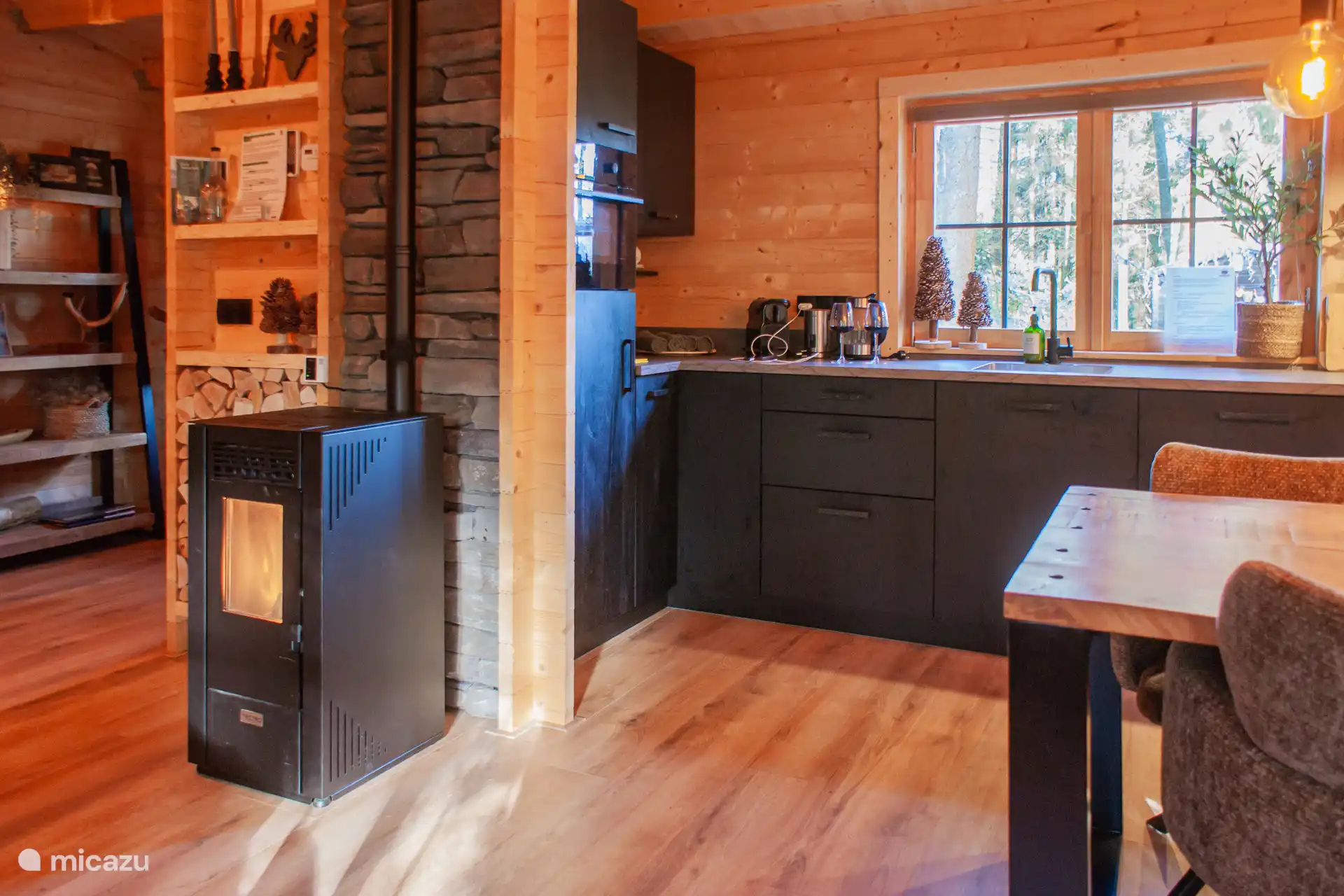 De keuken en open haard