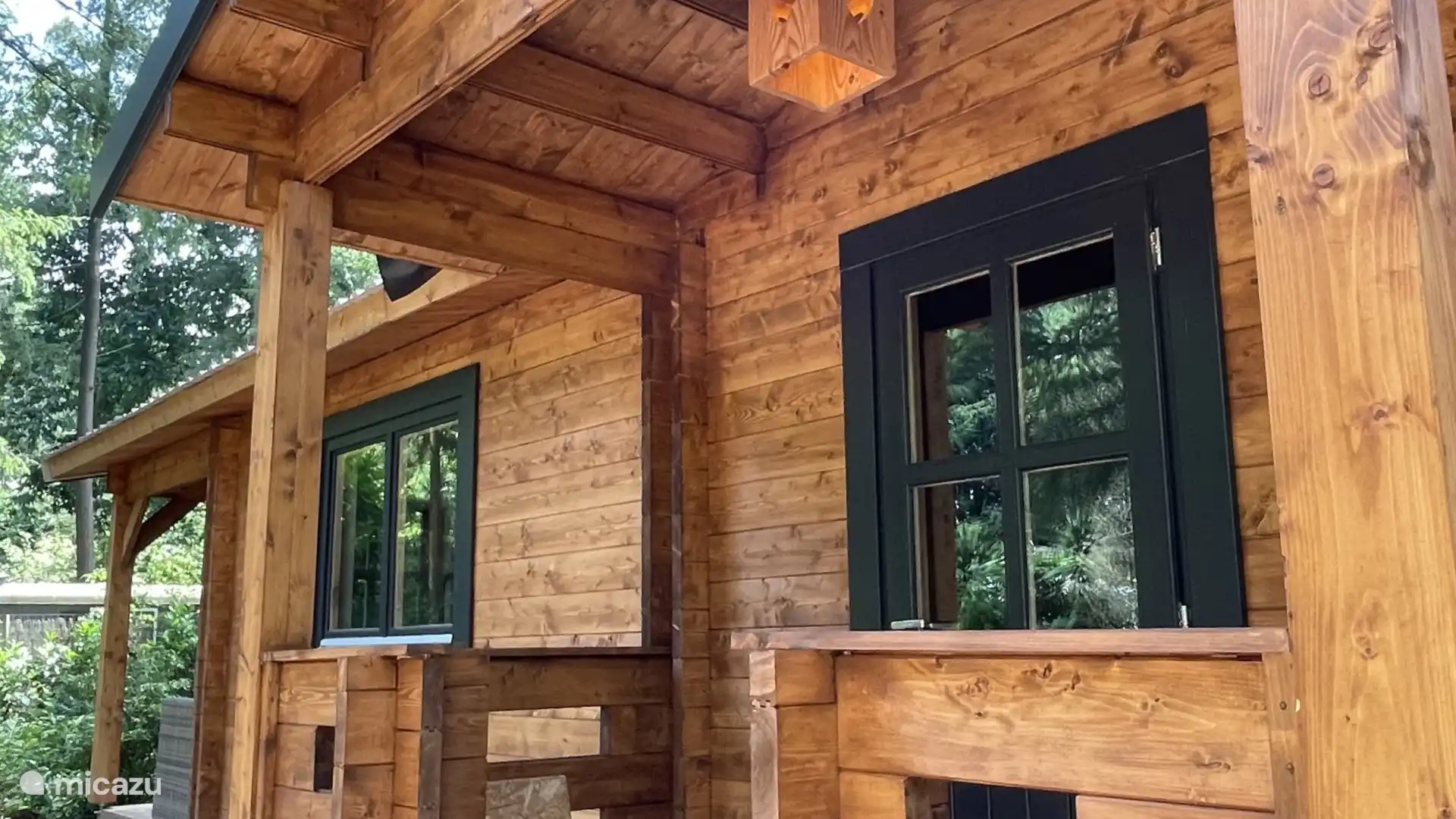 Pavillon en bois encore en construction ici