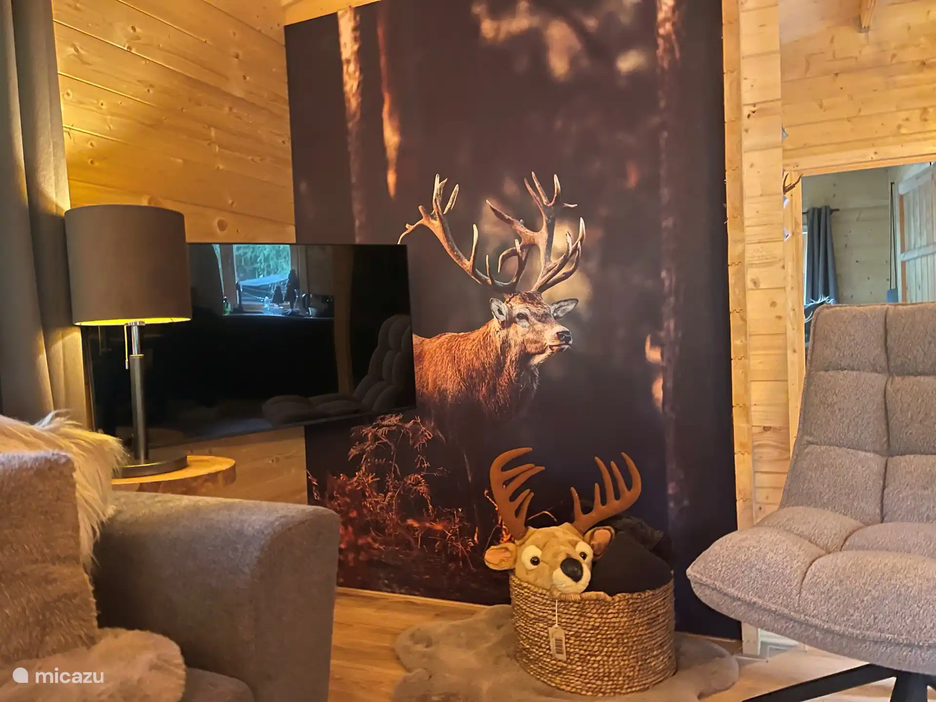 Décoration dans le salon - grand tissu de cerf accroché au mur