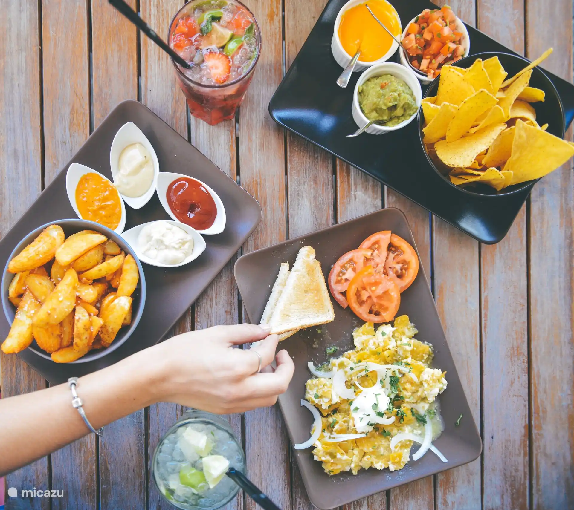De délicieux grands cafés se trouvent dans la région pour prendre un verre confortable.