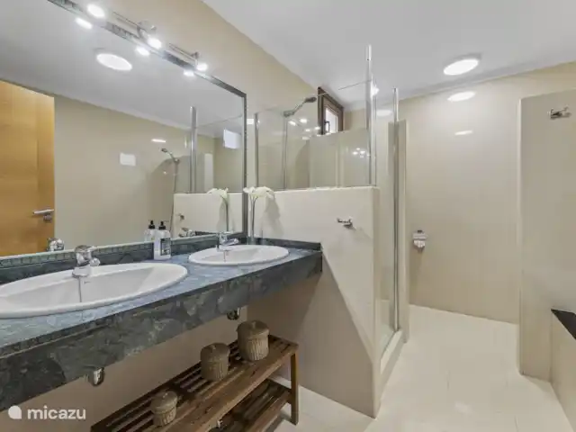 Villa Rose II | Espagne, Lanzarote, Playa Blanca - villa La salle de bain 3 au sous-sol dispose d’un double lavabo, de toilettes, d’une douche séparée et d’une baignoire.