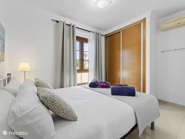 Villa Rose II | Espagne, Lanzarote, Playa Blanca - villa Chambre 1 au rez-de-chaussée avec un lit double, un placard et la climatisation