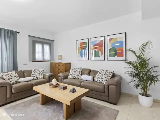 Villa Rose II | Espagne, Lanzarote, Playa Blanca - villa Vous atteignez le sous-sol par les escaliers dans le hall. Il y a une pièce séparée avec un coin salon spacieux et une table de billard